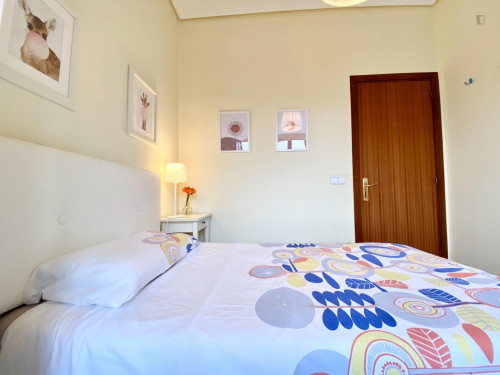 Single bedroom in 6-bedroom apartment - Gallery - 7