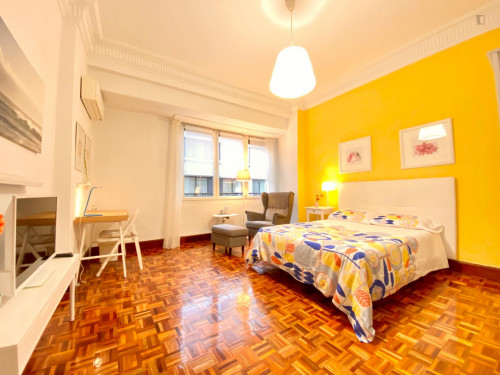 Cool double bedroom in a 5-bedroom apartment - Gallery - 17