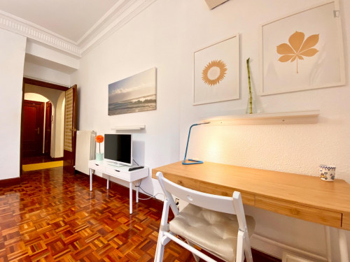 Cool double bedroom in a 5-bedroom apartment - Gallery - 16