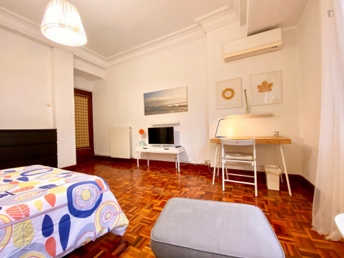 Cool double bedroom in a 5-bedroom apartment - Gallery - 20