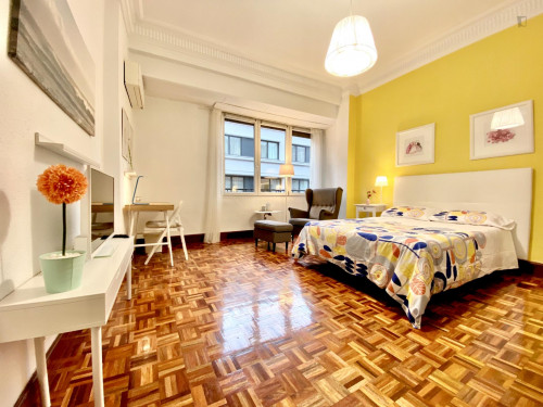 Cool double bedroom in a 5-bedroom apartment - Gallery - 13