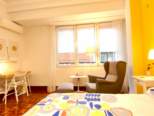 Cool double bedroom in a 5-bedroom apartment - Gallery - 18
