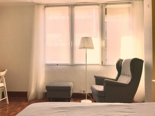 Cool double bedroom in a 5-bedroom apartment - Gallery - 15