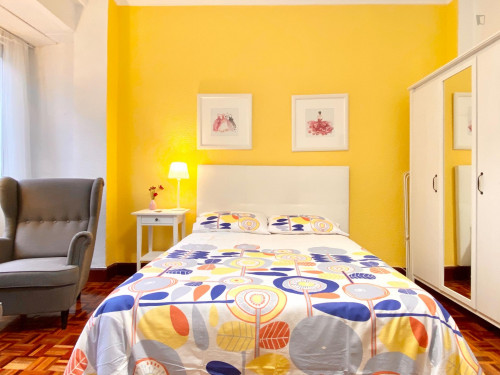 Cool double bedroom in a 5-bedroom apartment - Gallery - 21