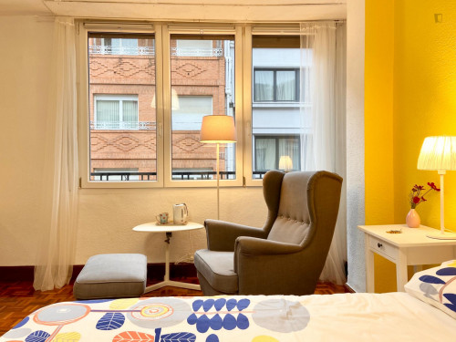 Cool double bedroom in a 5-bedroom apartment - Gallery - 22