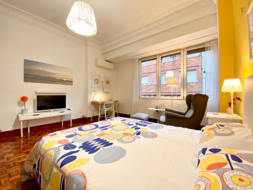 Cool double bedroom in a 5-bedroom apartment - Gallery - 23
