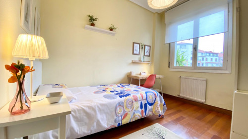Single bedroom in 4-bedroom apartment - Gallery - 18