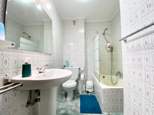 Single bedroom in 4-bedroom apartment - Gallery - 7