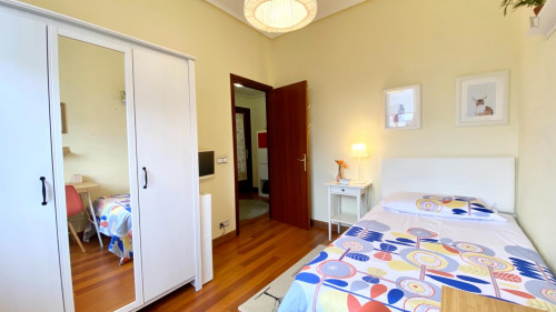 Single bedroom in 4-bedroom apartment