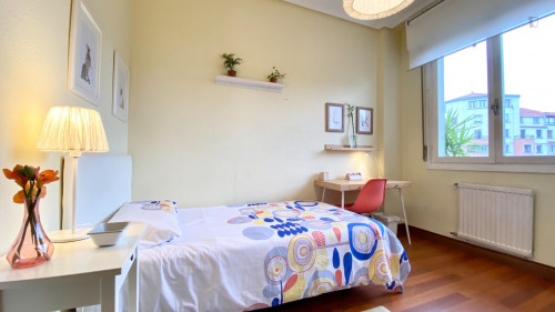 Single bedroom in 4-bedroom apartment - Gallery - 25