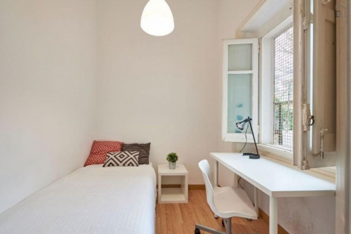 Single bedroom in a student flat, in Alameda