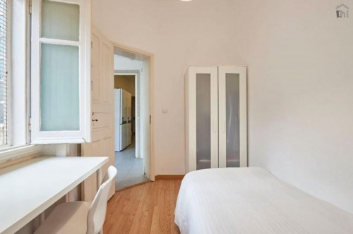 Single bedroom in a student flat, in Alameda