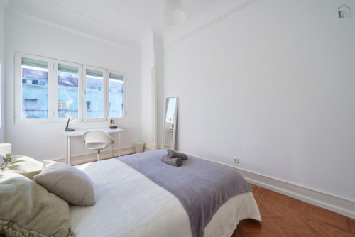 Very single bedroom near the Alameda metro
