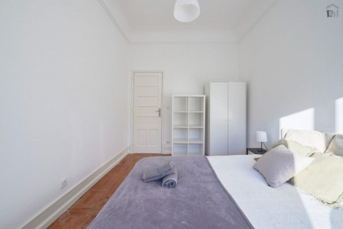 Very single bedroom near the Alameda metro
