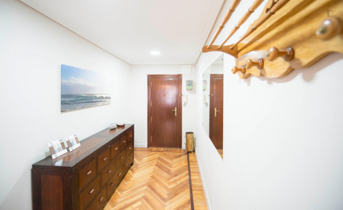 Confortable double bedroom close to Deusto Metro Station