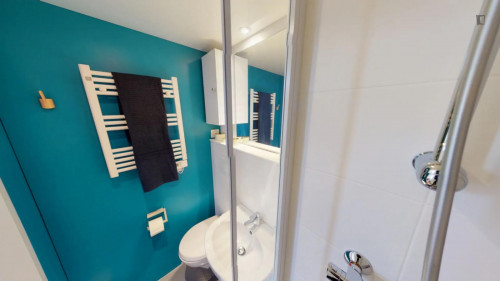 Cool double ensuite bedroom next to Jeanne d'Arc metro station  - Gallery -  5