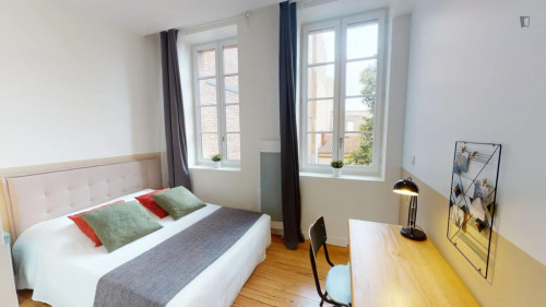 Cool double ensuite bedroom next to Jeanne d'Arc metro station