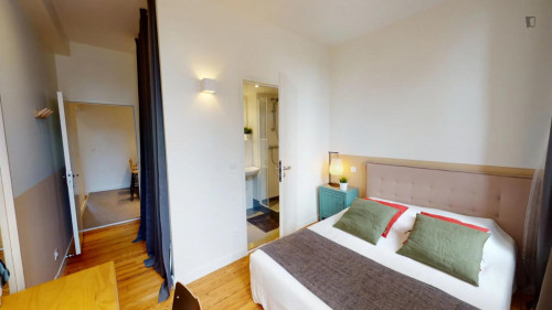 Cool double ensuite bedroom next to Jeanne d'Arc metro station