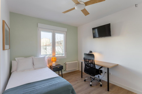 Very cool double bedroom in Azpilagaña