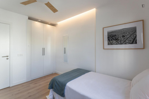 Very cool double bedroom in Azpilagaña