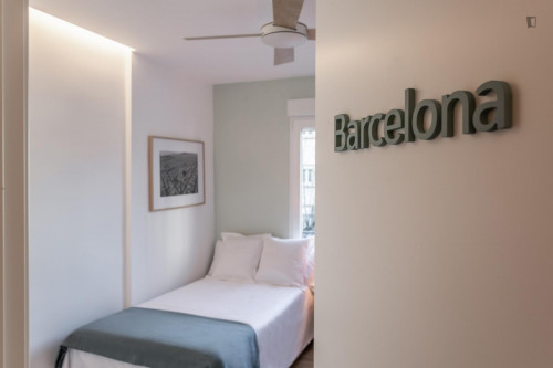 Very cool double bedroom in Azpilagaña