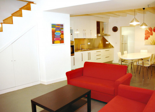 Cool single bedroom close to Mercado train station