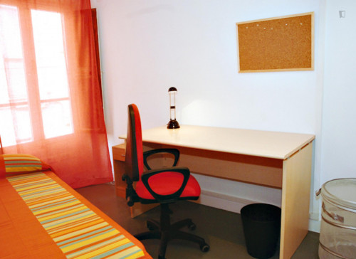 Cool single bedroom close to Mercado train station
