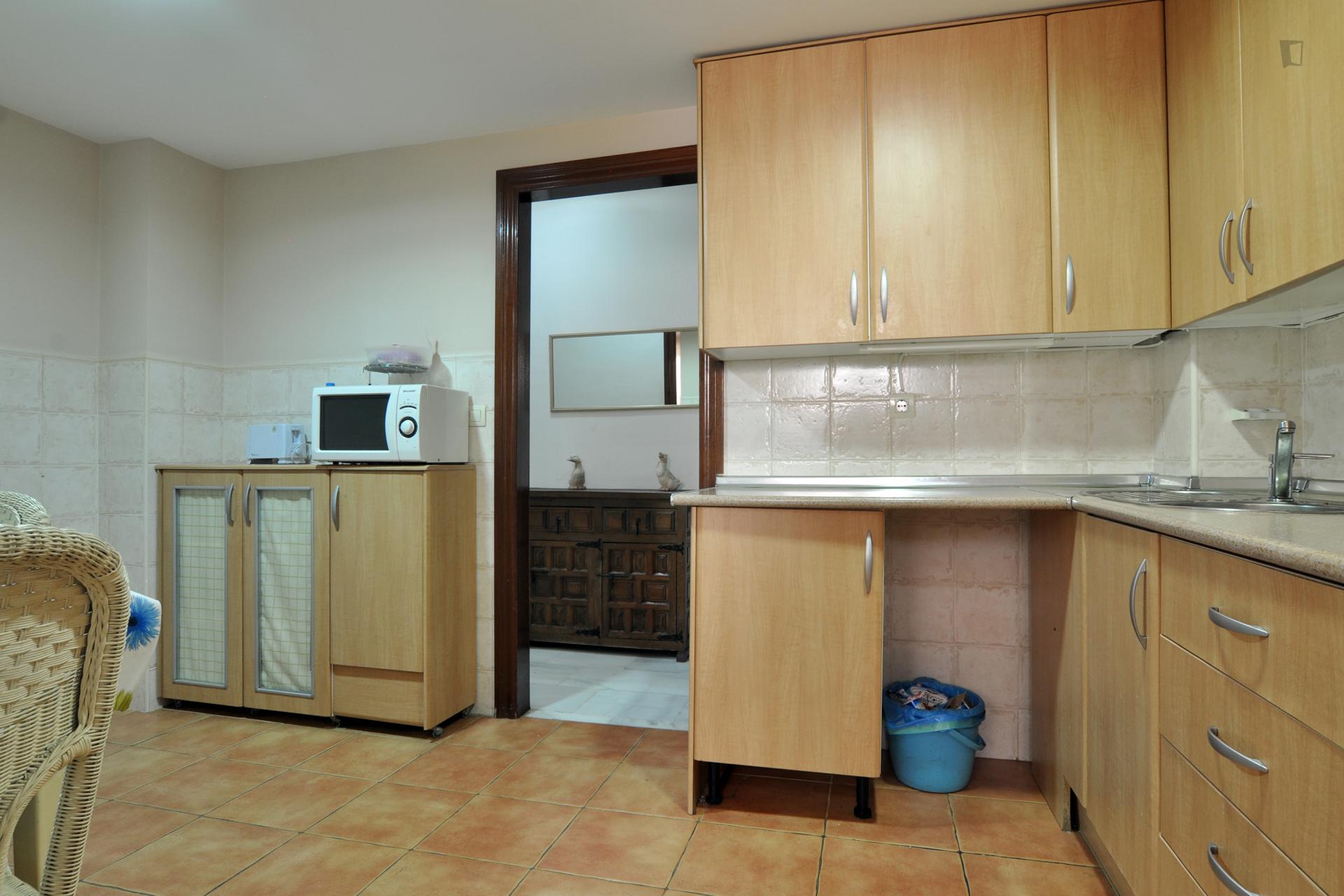 Single bedroom in a 4-bedroom apartment 15' walking from Campus Universitario