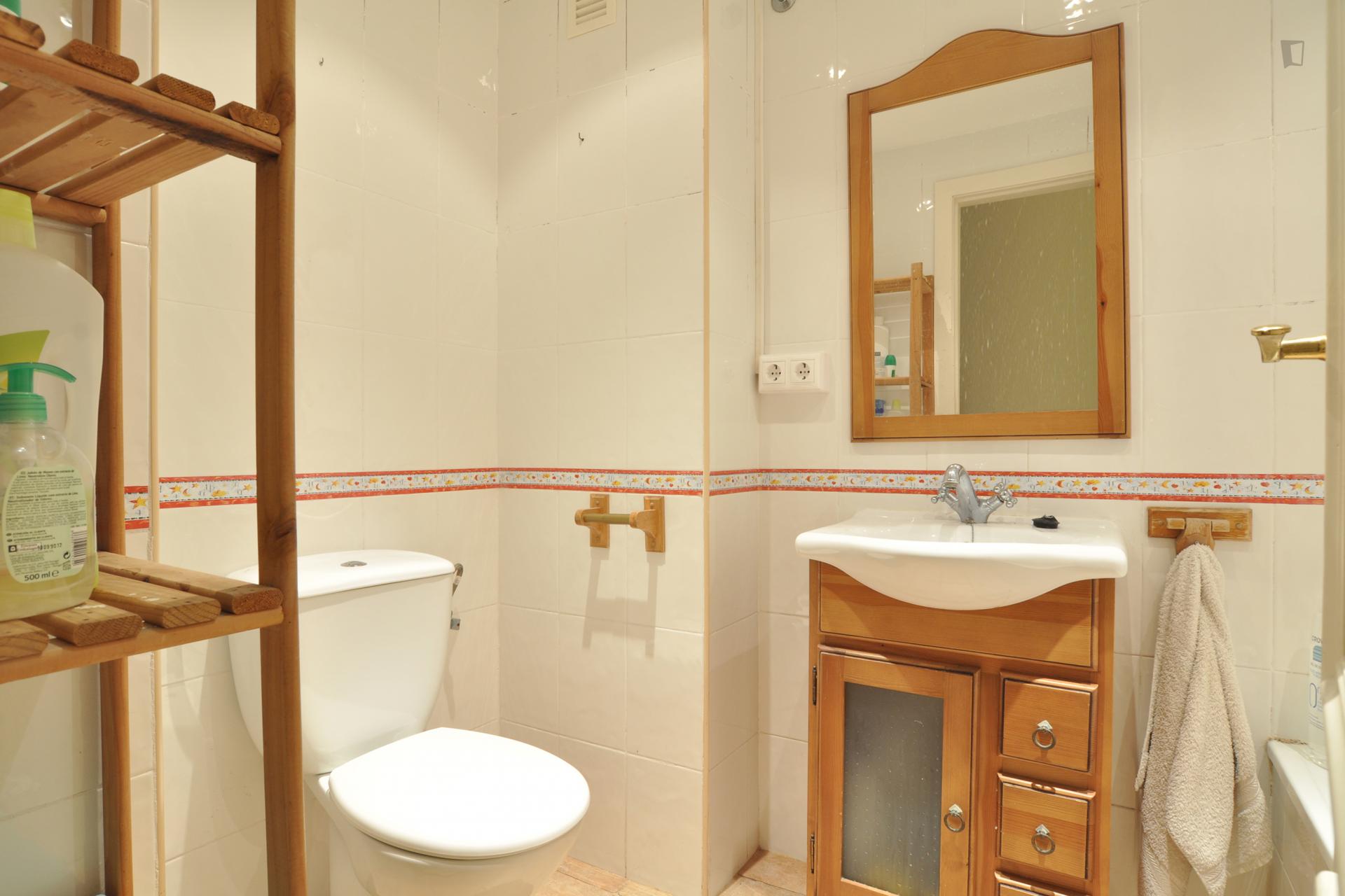 Single bedroom in a 4-bedroom apartment 15' walking from Campus Universitario
