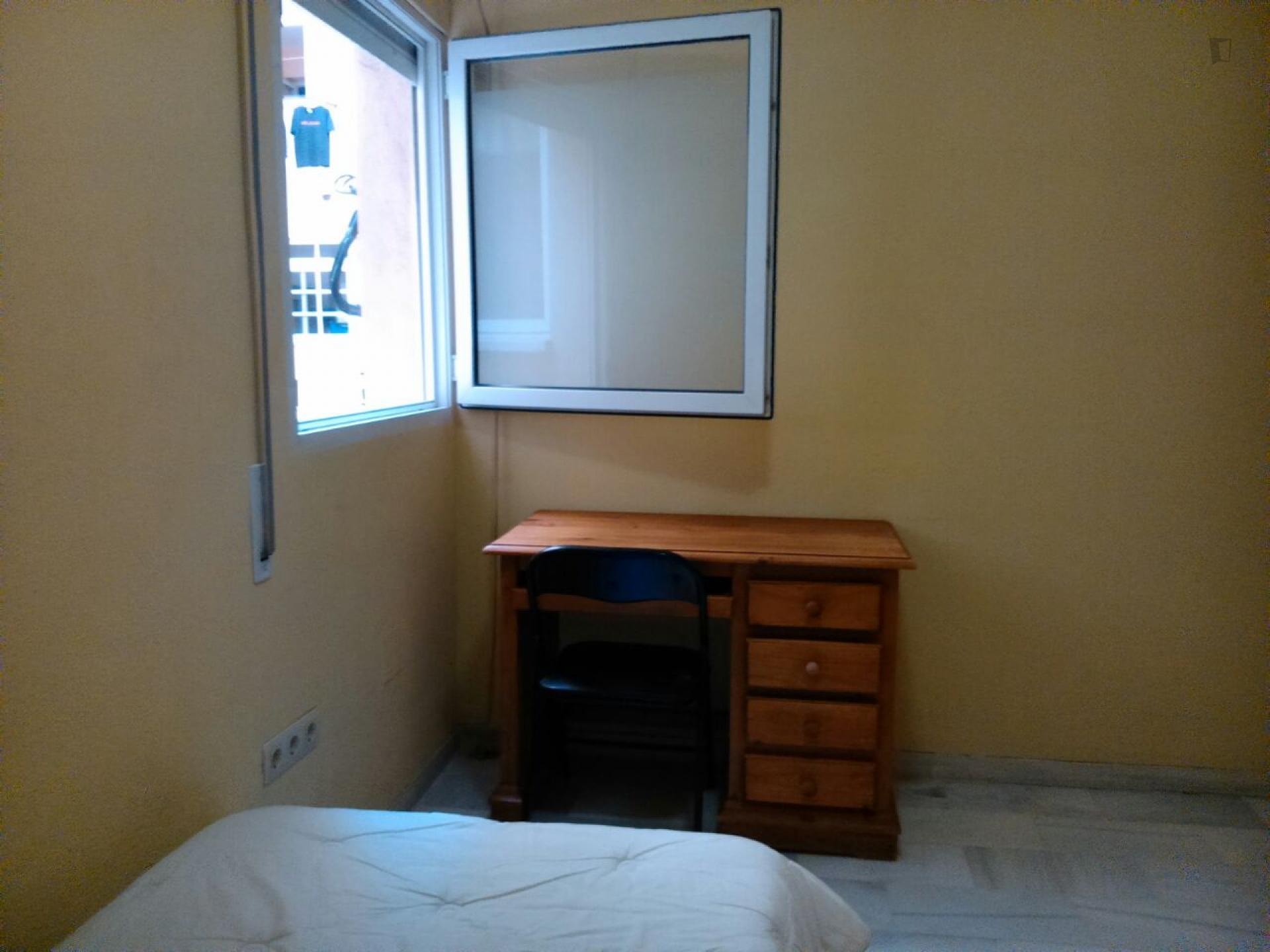 Single bedroom in a 4-bedroom apartment 15' walking from Campus Universitario