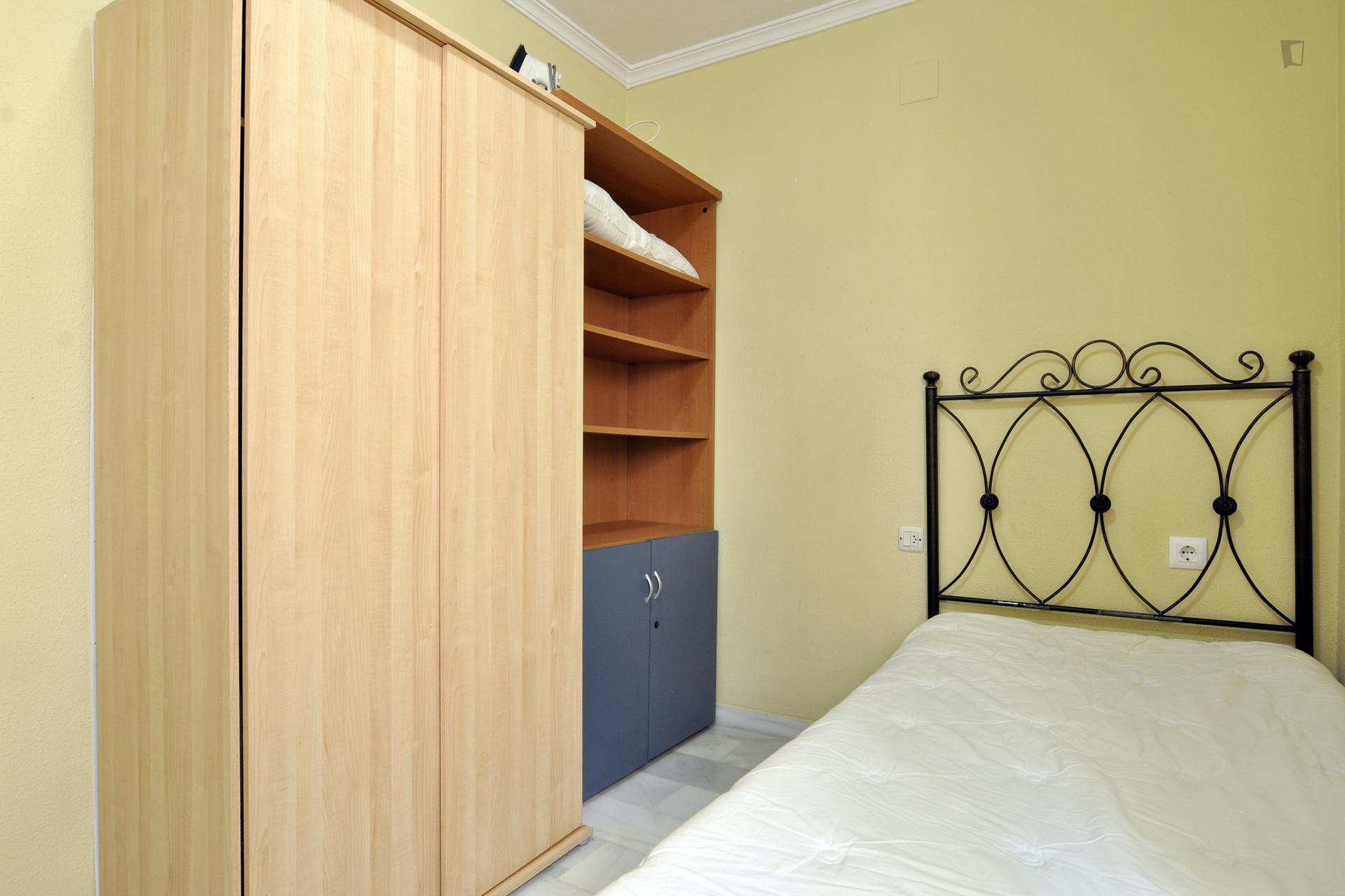 Single bedroom in a 4-bedroom apartment 15' walking from Campus Universitario
