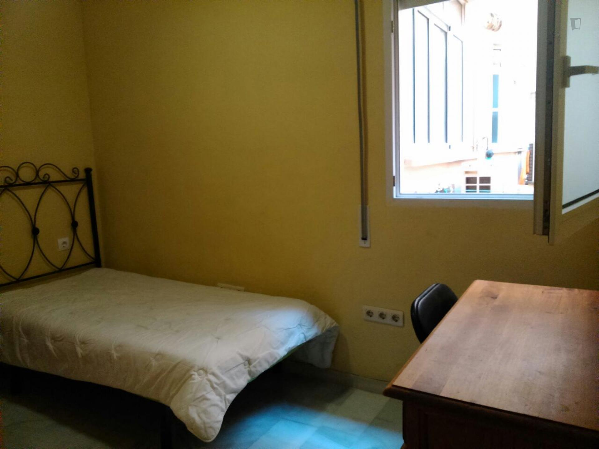 Single bedroom in a 4-bedroom apartment 15' walking from Campus Universitario