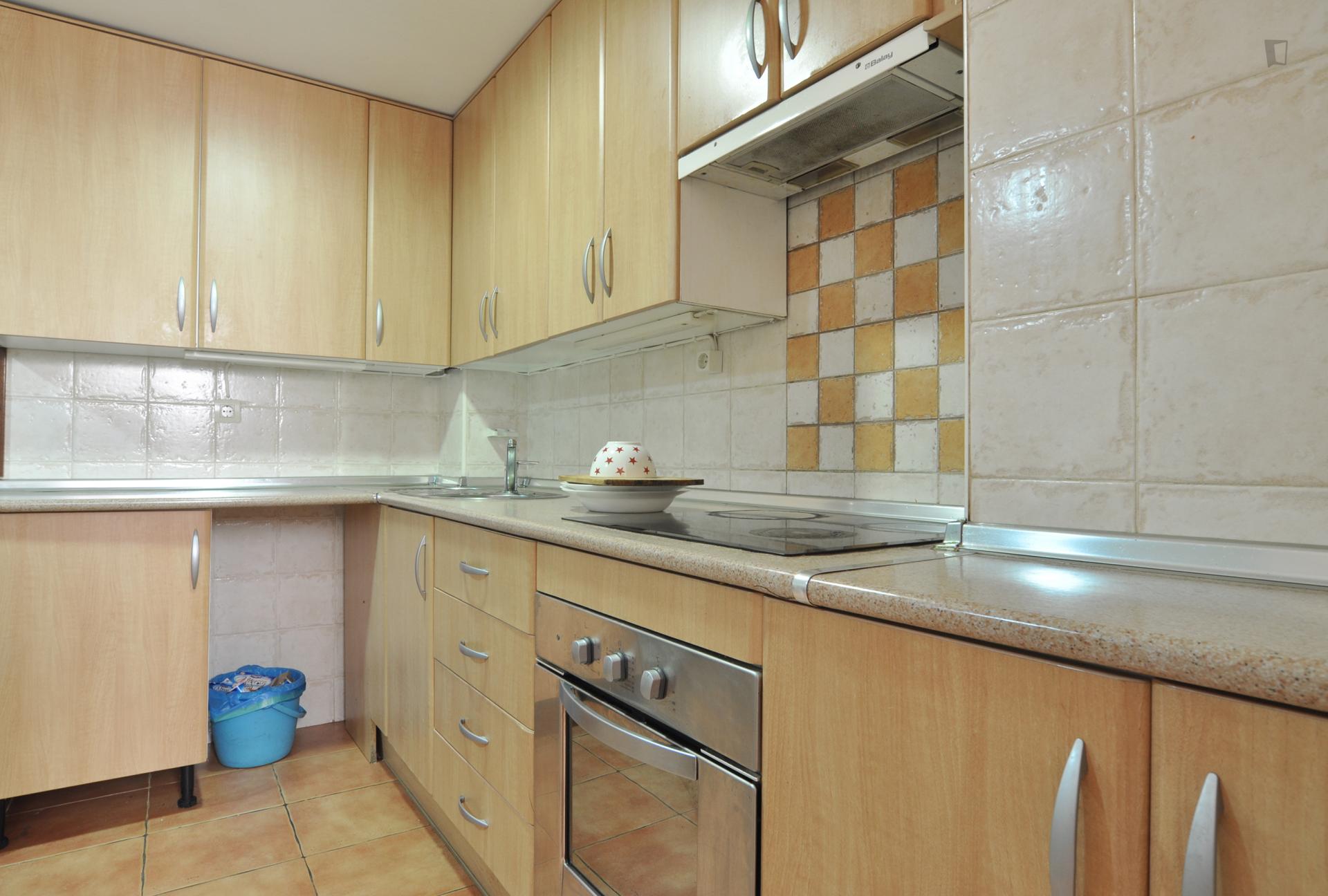 Single bedroom in a 4-bedroom apartment 15' walking from Campus Universitario