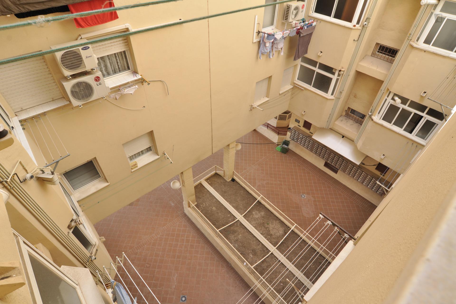 Single bedroom in a 4-bedroom apartment 15' walking from Campus Universitario