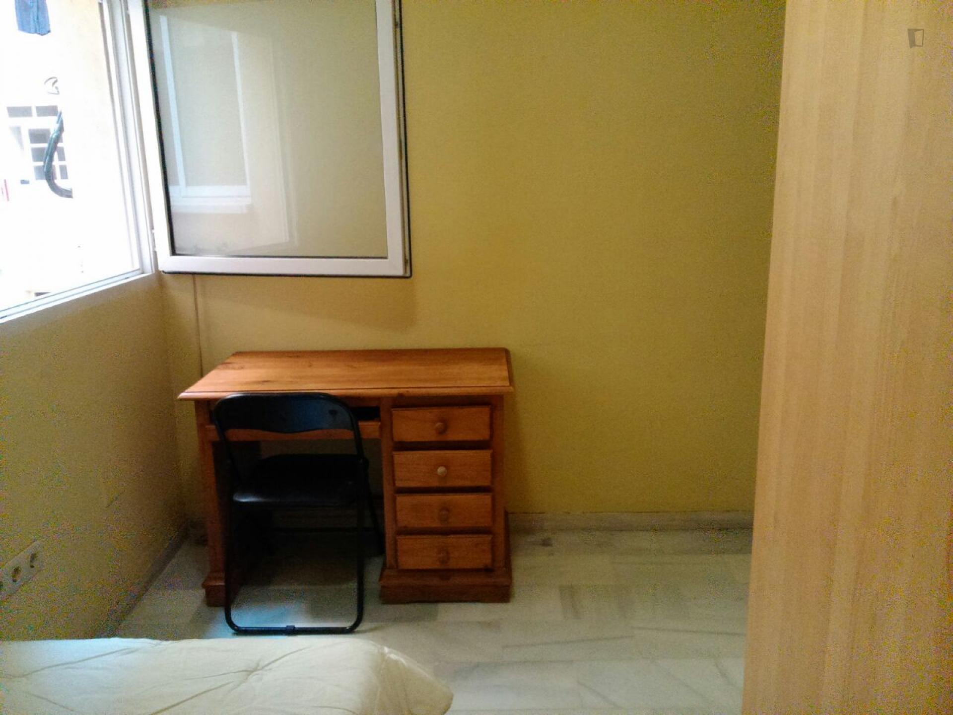 Single bedroom in a 4-bedroom apartment 15' walking from Campus Universitario