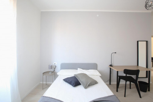 Great double bedroom very close to Modena train station