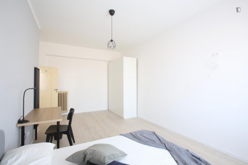 Great double bedroom very close to Modena train station