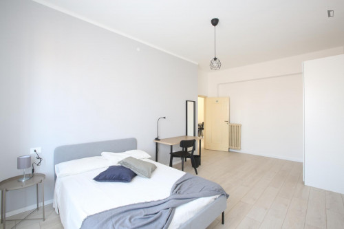 Great double bedroom very close to Modena train station