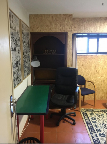 Room in s. Pedro Estoril in house with garden , 5 minutes to beach and train