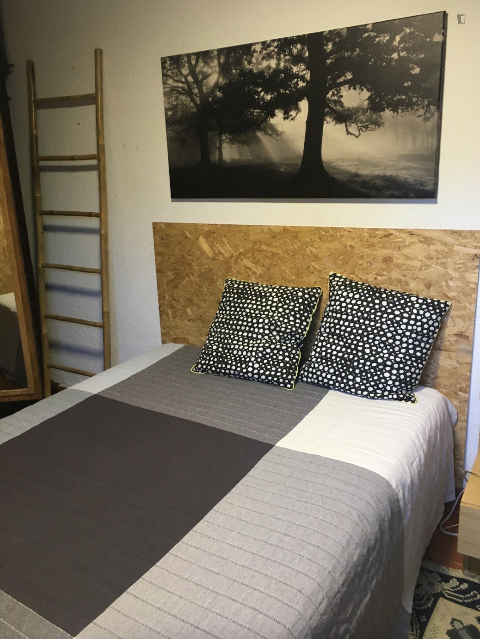 Room In S. Pedro Estoril In House With Garden , 5 Minutes To Beach And Train - Room in s. Pedro Estoril in house with garden , 5 minutes to beach and train - Gallery - 1