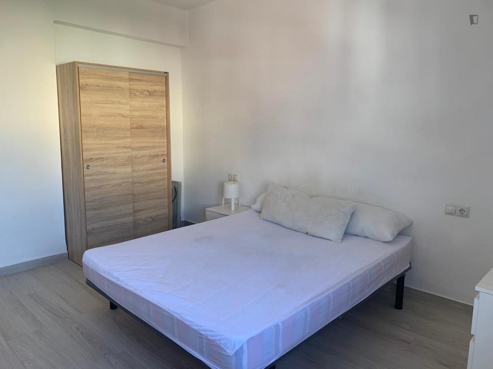 Cozy Single Bedroom In A Property With Balcony - Cozy single bedroom in a property with balcony - Gallery - 1