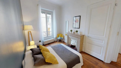 Alluring double bedroom in Voltaire - St Amour