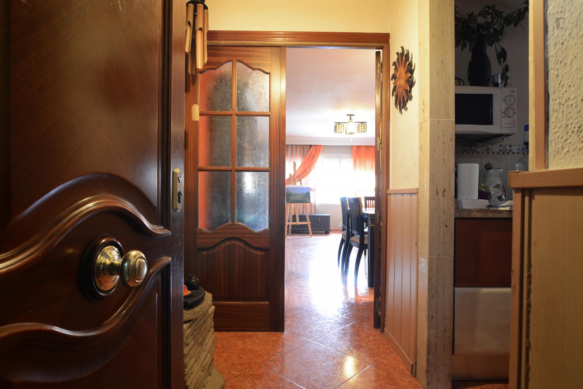 Cosy single bedroom just for female students, near Santa Cristina neighbourhood