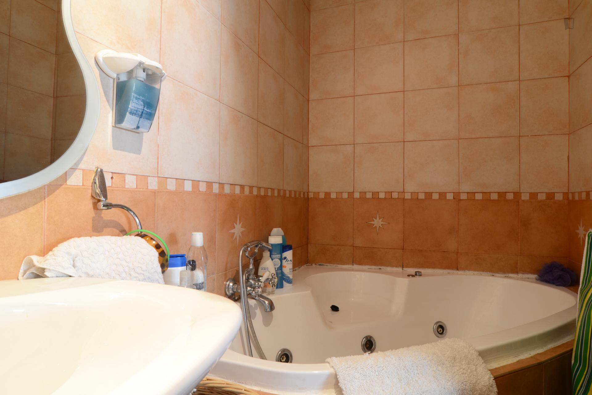 Cosy single bedroom just for female students, near Santa Cristina neighbourhood