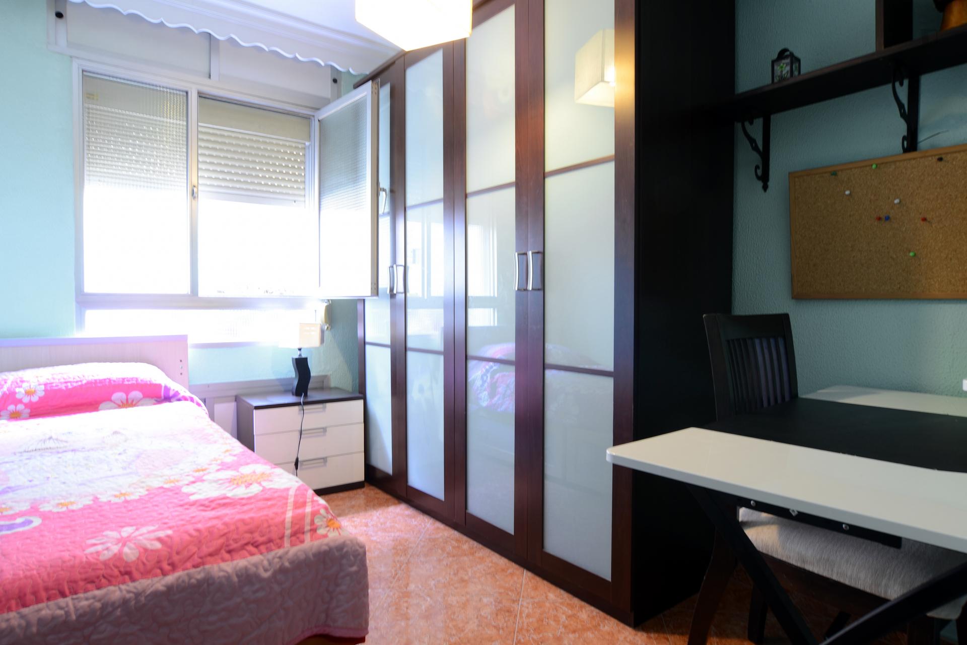 Cosy single bedroom just for female students, near Santa Cristina neighbourhood
