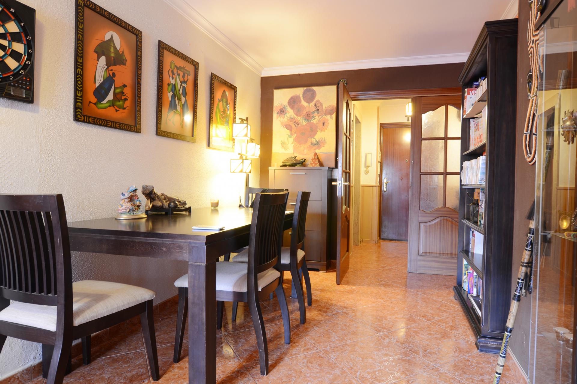 Cosy single bedroom just for female students, near Santa Cristina neighbourhood