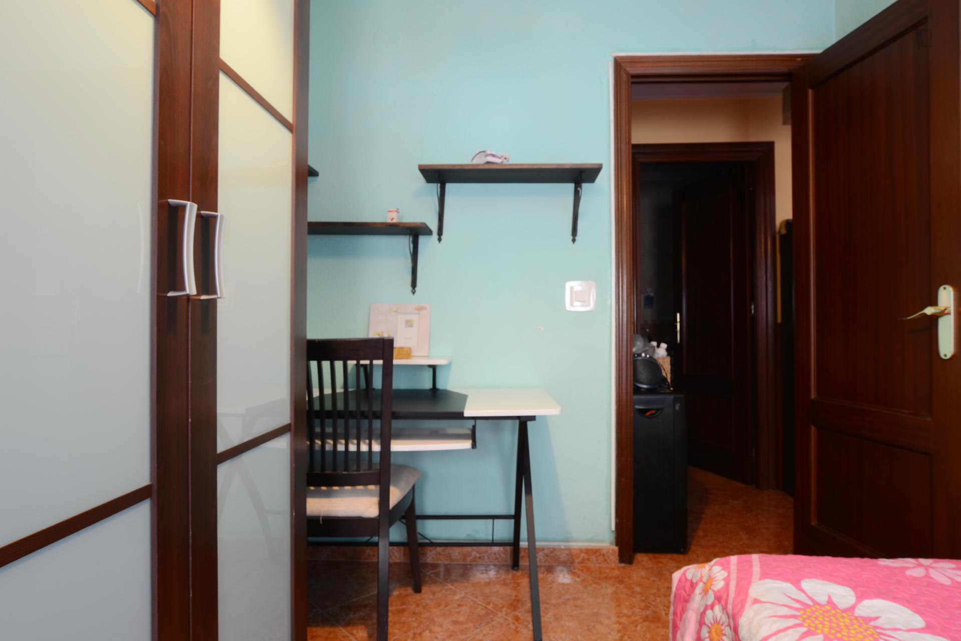 Cosy single bedroom just for female students, near Santa Cristina neighbourhood