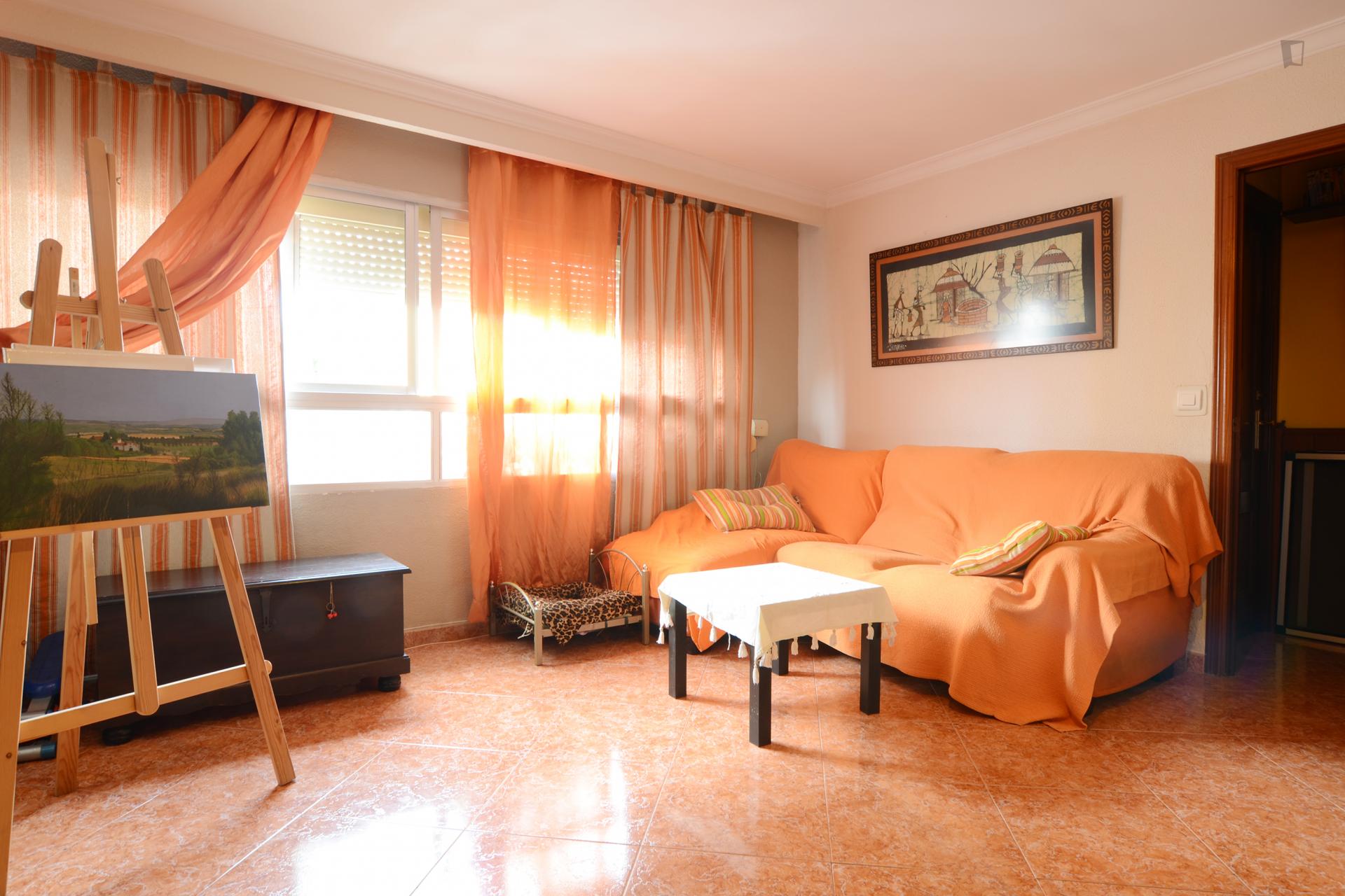 Cosy single bedroom just for female students, near Santa Cristina neighbourhood