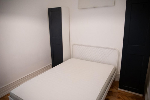 Great looking single bedroom