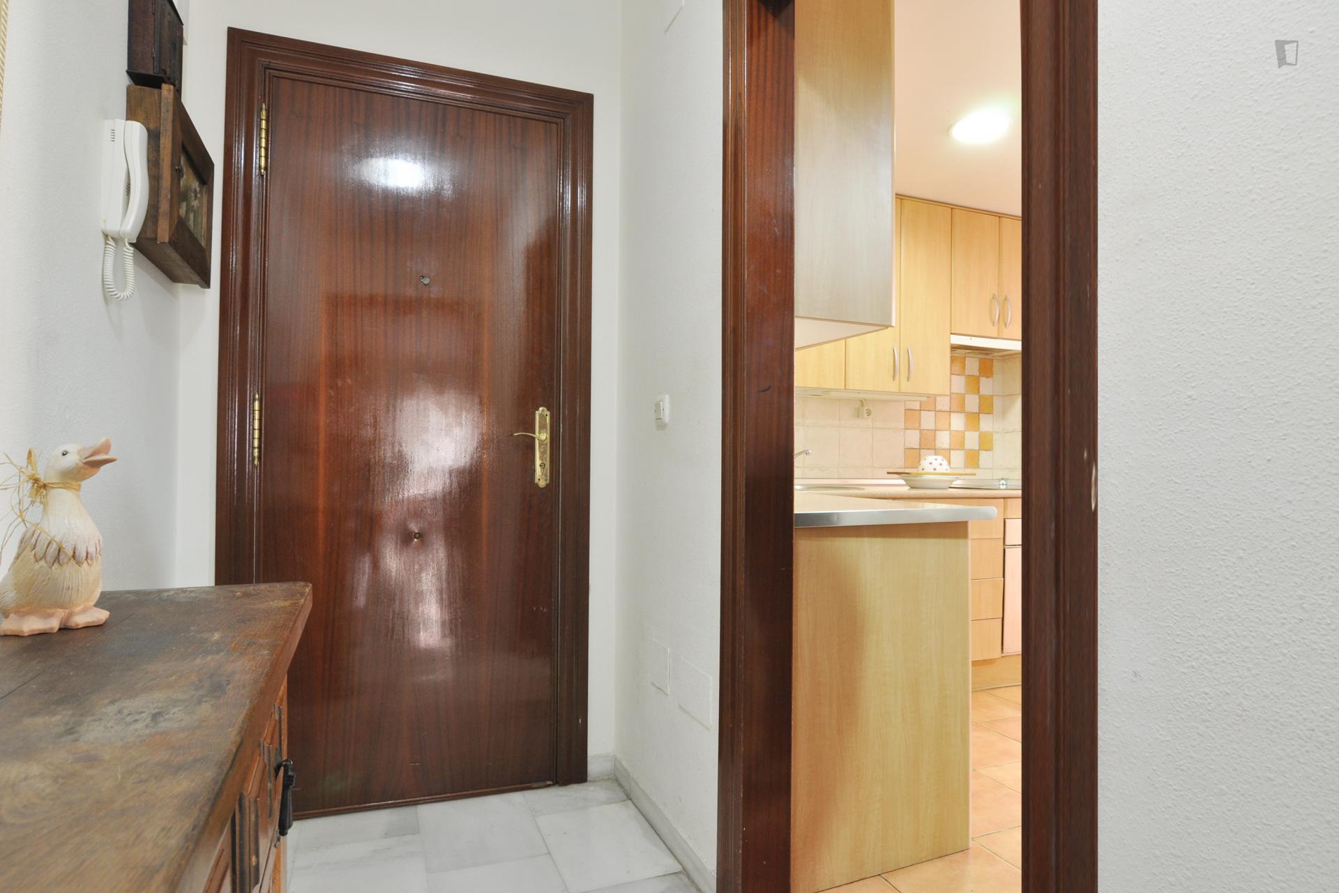 Nice single ensuite bedroom in a 4-bedroom apartment 15' walking from Campus Universitario